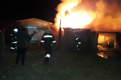 В Лозовой огонь уничтожил несколько частных гаражей и машин