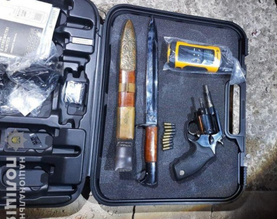 У села Родичи полиция остановила автомобиль с оружием