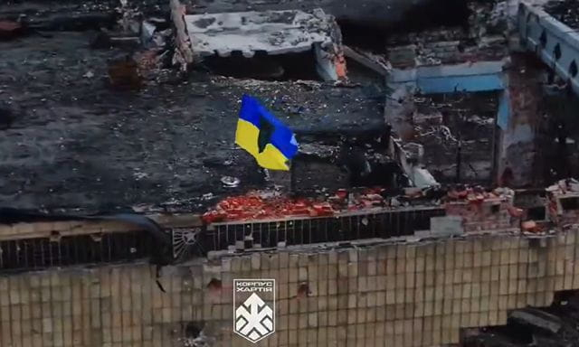 Украинские военные подняли над зданием горсовета в Купянске государственный флаг