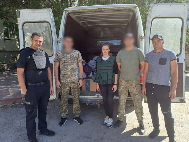 Полицейские г. Валки помогли жителям Купянского района и бойцам теробороны