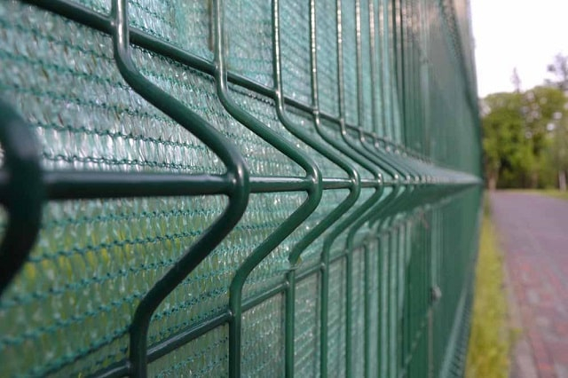 Секционный забор или сетка рабица — что выбрать?