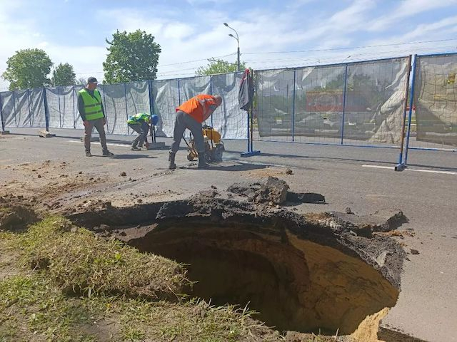 Троллейбус № 6 в Харькове изменил маршрут на пр. Гагарина провалился асфальт