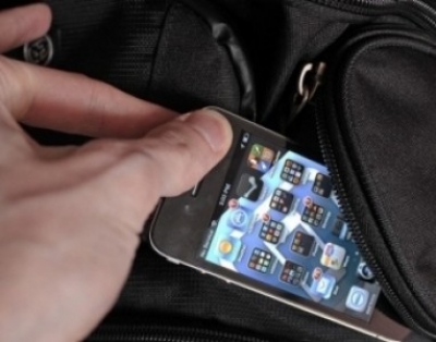 Мужчина украл у приятельницы телефон