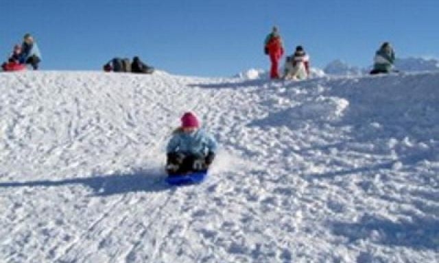 Во время катания с горки пострадала 8-летняя девочка