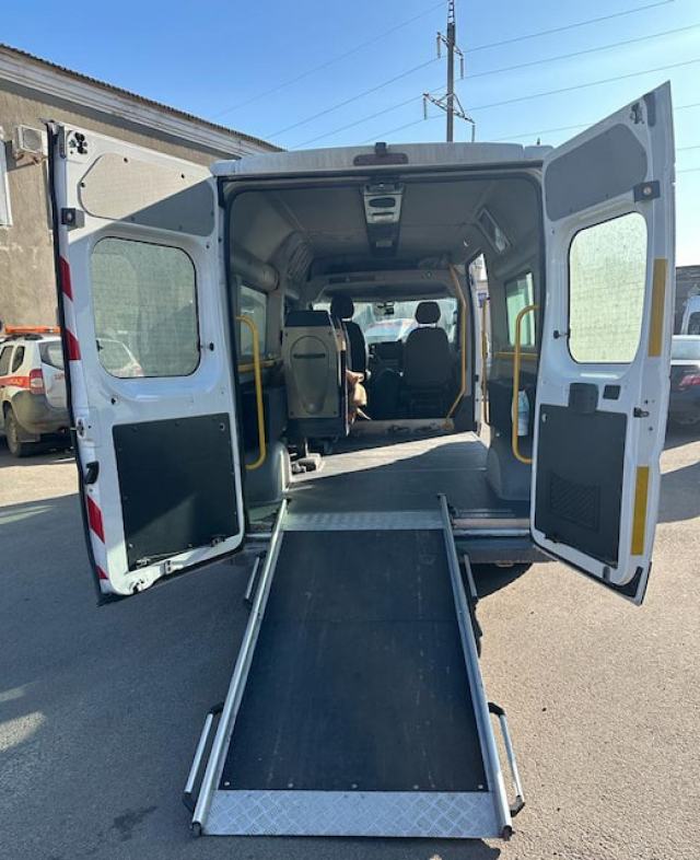 Спецавтомобиль для маломобильных граждан передали Харькову