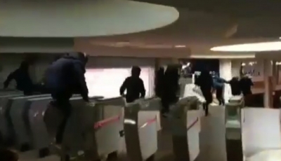 Подростки снова хулиганили в харьковском метро – с риском для жизни (видео)