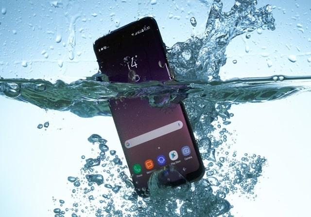 Вода потрапила в смартфон: що може вийти з ладу, особливості, що робити