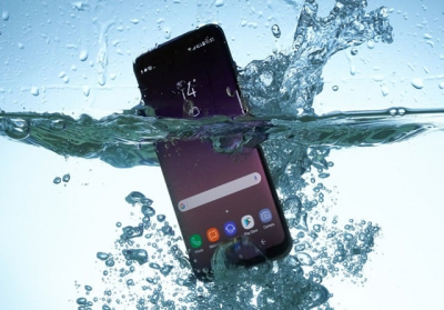 Вода потрапила в смартфон: що може вийти з ладу, особливості, що робити