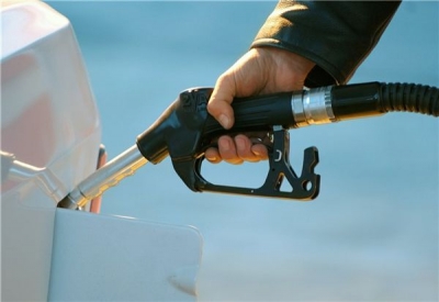 Жительница Харьковщины у себя под домом обустроила нелегальную заправку