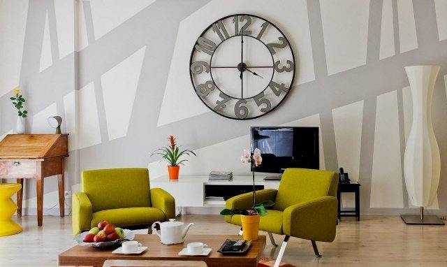 Настенные часы в интерьере гостиной: как выбрать, интересные идеи, фото