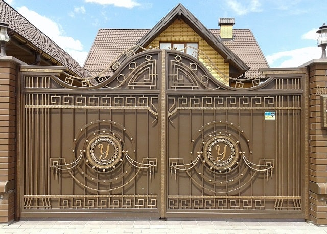 Откатные ворота или распашные: что практичнее и лучше, плюсы и минусы