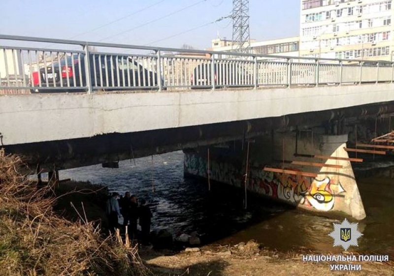 Под «горбатым» мостом нашли тело мужчины в целлофановом мешке (видео)