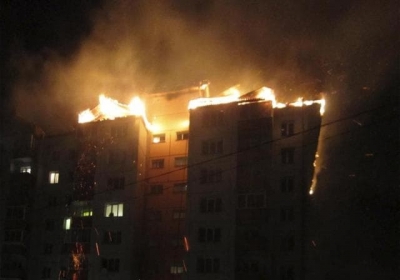 В Харькове 4 часа тушили крышу жилого дома, есть жертвы