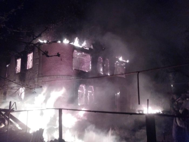 Комбинированный удар по Изюму - разбиты и сгорели дома, ранены люди