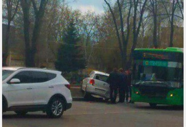 На ХТЗ – авария с участием троллейбуса