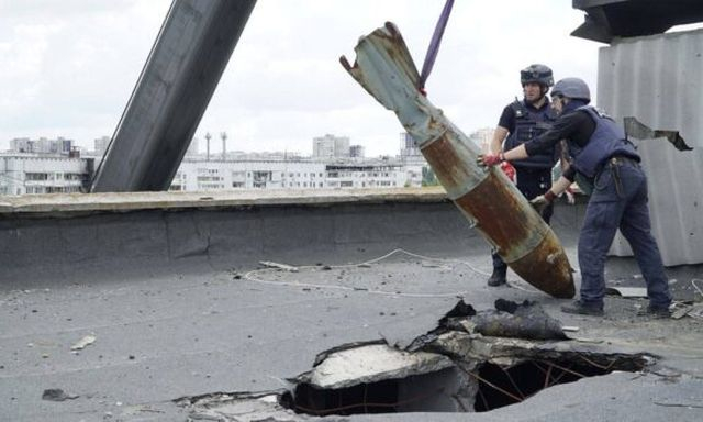 С крыши многоэтажного дома сняли 500-килограмовую фугасную бомбу