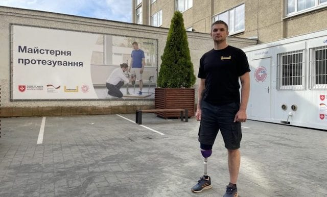 Харьковчанин, потерявший ногу на войне, освоил протез за рекордно короткий срок