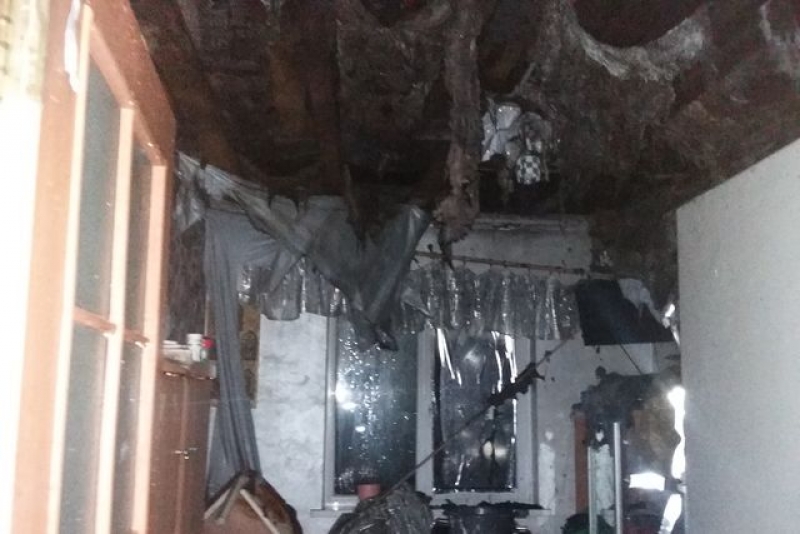 На Харьковщине спасатели едва потушили пылающий дом