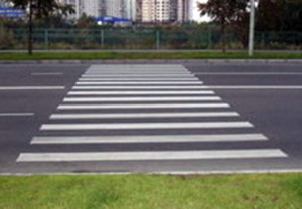 Возле школ появились светоотражающие переходы