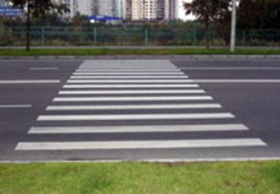 Возле школ появились светоотражающие переходы