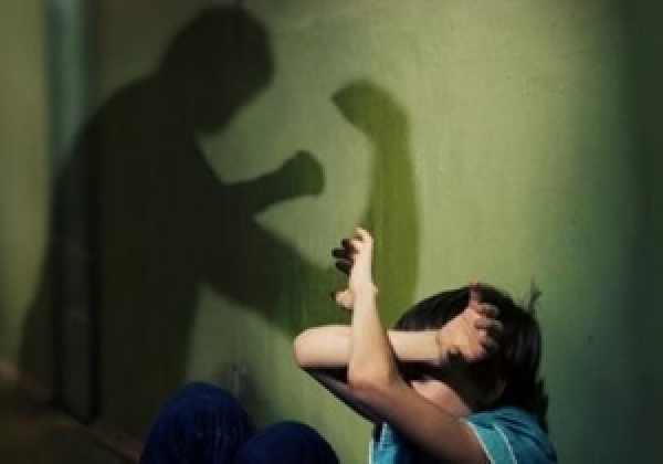 Отчим сурово наказал падчерицу за опоздание