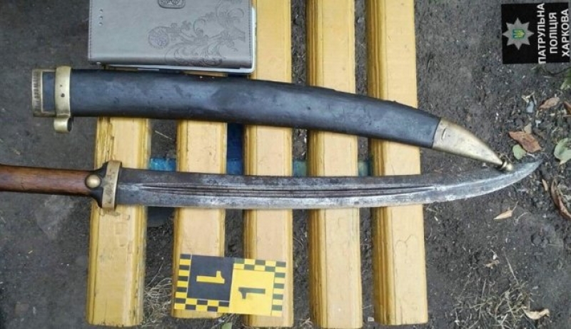 Мужчина разгуливал по улицам Харькова с огромным бебутом (фото)