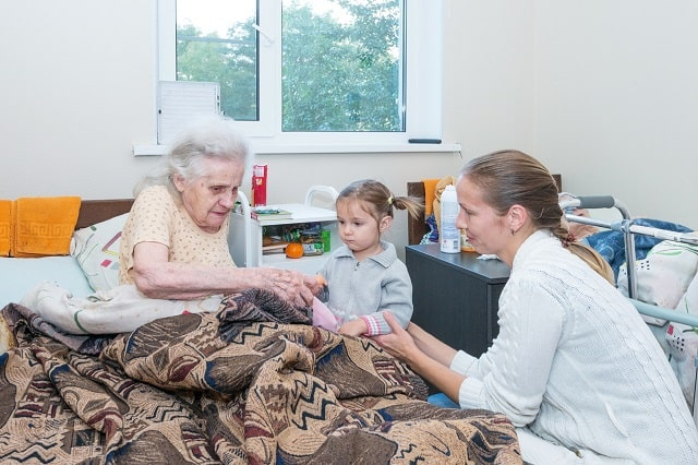 Семейное взаимодействие и посещения в доме престарелых: как поддерживать близкие отношения