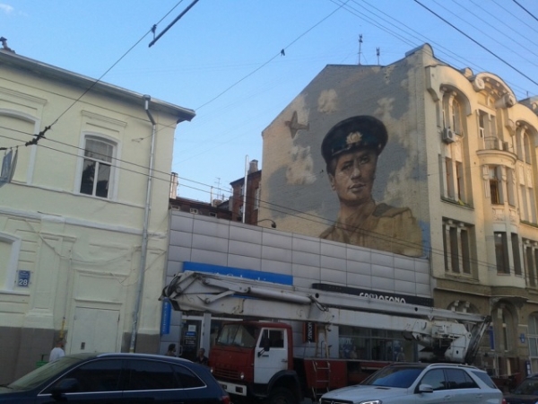 Огромный портрет Леонида Быкова появился в Харькове