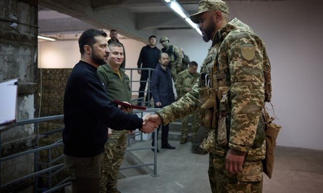 Президент Украины побывал в Харькове и вручил военнослужащим боевые награды (видео)