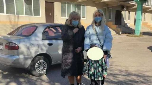 Мальчика, которого жестоко избивала мать, госпитализировали