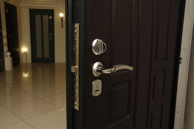 Входные двери: виды и особенности, какие выбрать в квартиру