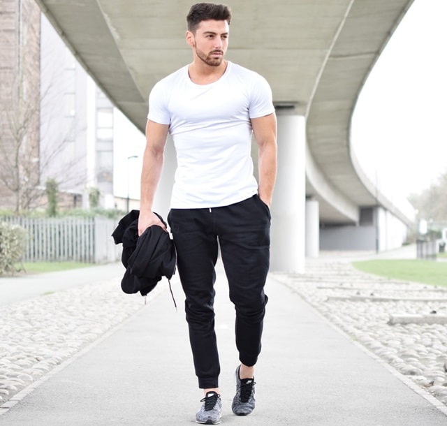 Однотонная футболка обязательно должна быть в мужском гардеробе!