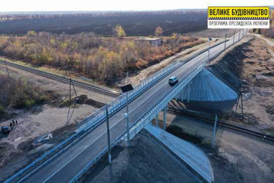 Отремонтирован мост, соединяющий два района области