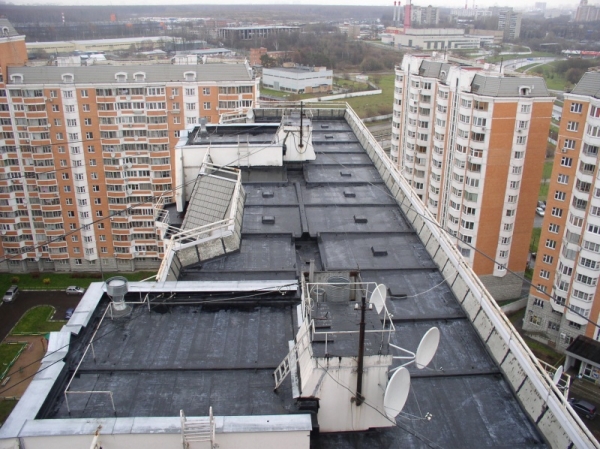 В Харькове готовят крыши к началу холодов