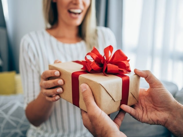 Как выбрать идеальный подарок для женщины? Советы от «Ювелир Капитал»