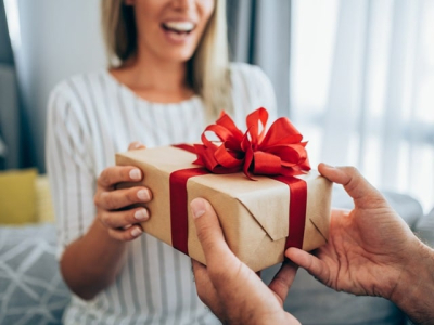 Как выбрать идеальный подарок для женщины? Советы от «Ювелир Капитал»