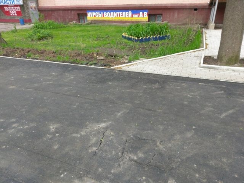 В Харькове новый асфальт и дня не продержался (фото)