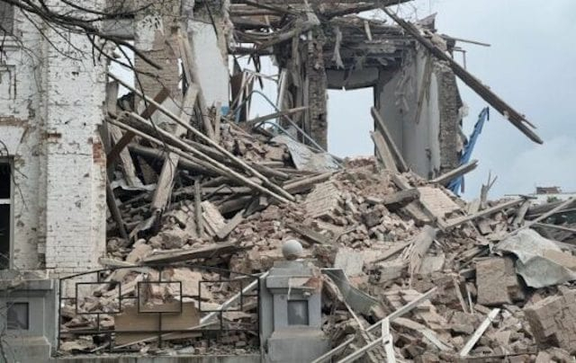 Оккупанты сбросили на сельскую школу авиационную бомбу