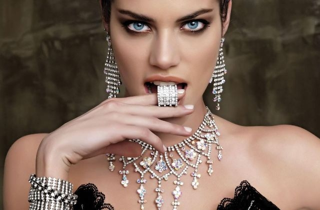 Как носить ювелирные украшения: правила хорошего тона