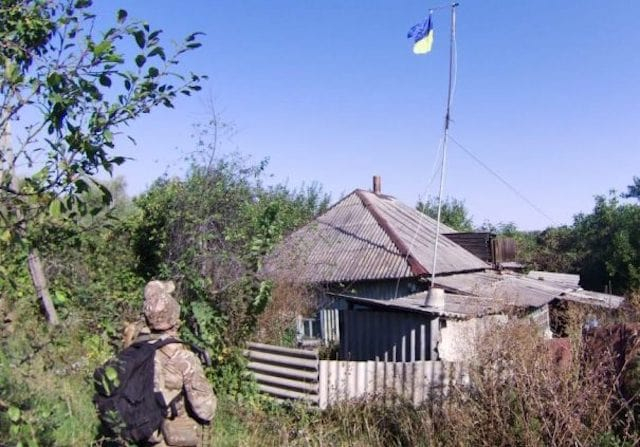 Бойцы Сил обороны подняли украинские флаги в «серой зоне»