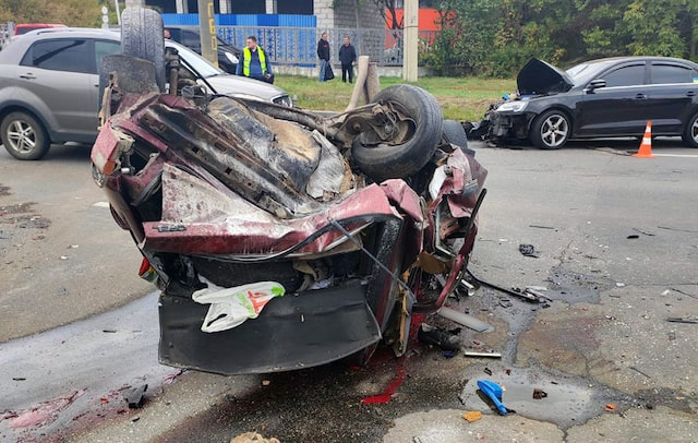 В тройной дорожной аварии в Харькове погиб один из водителей