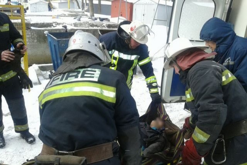 В Киевском районе горела высотка: угарным газом отравился пенсионер (фото)