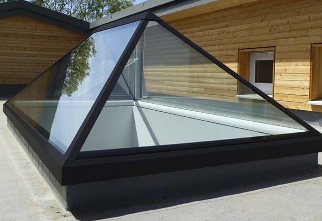 Естественное освещение и вентиляция с помощью зенитных фонарей