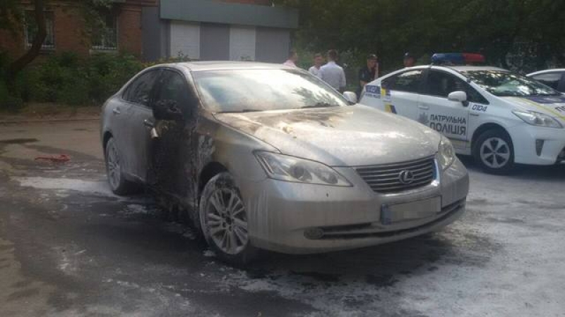 В Харькове днем неизвестные подожгли иномарку
