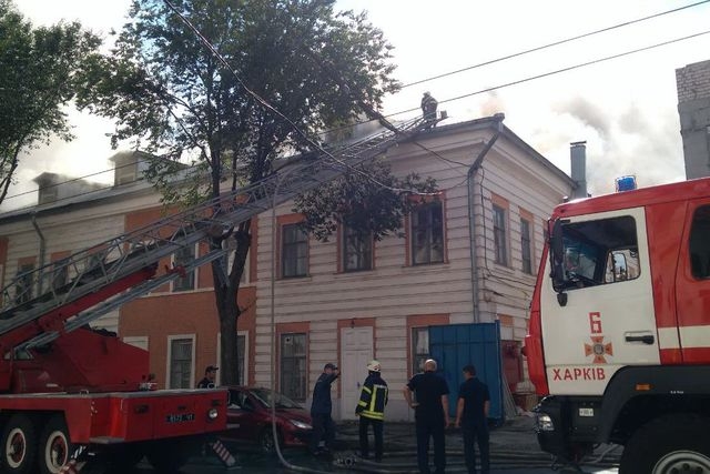 В Харькове спасатели более 15 часов боролись с масштабным пожаром в здании памятника архитектуры (фото, видео)