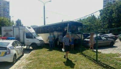 В Харькове автобус протаранил сперва «Газели», а потом несколько авто на стоянке (фото)