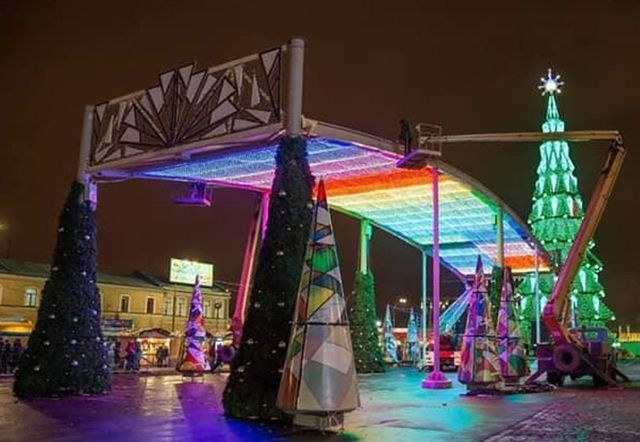 В новогоднем городке Харькова засветило радужное небо (фото)