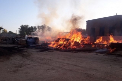 В Печенегах горел цех по переработке древесины