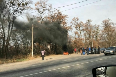 Протест владельцев «евроблях»: под Харьковом активисты перекрыли дороги и жгут шины