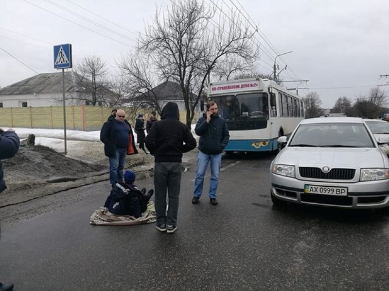 На пешеходном переходе в Харькове сбили школьника (фото)